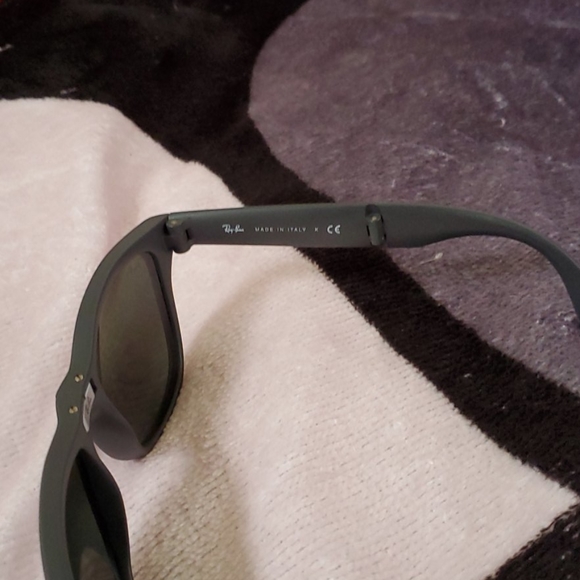 Raybans Folding Wayfarer - Picture 2 of 5